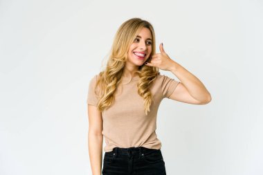 Genç, beyaz, sarışın bir kadın cep telefonu hareketini parmaklarıyla gösteriyor..