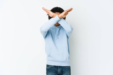 Genç Afrikalı Amerikalı Rasta adam iki kolu çapraz tutuyor, inkar kavramı.