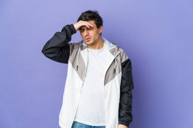 Genç havalı adam tapınaklara dokunuyor ve baş ağrısı çekiyor..