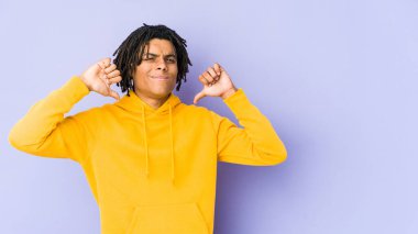 Genç Afrikalı Amerikalı Rasta adam gururlu ve kendinden emin, örnek olarak....