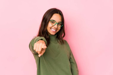 Genç, melez, İspanyol bir kadın. Neşeli gülücükler dağıtıyor..