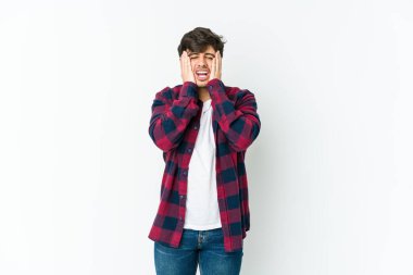 Genç, havalı bir adam sızlanıyor ve ağlıyor..