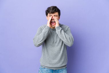 Genç havalı adam heyecanla bağırıyor.