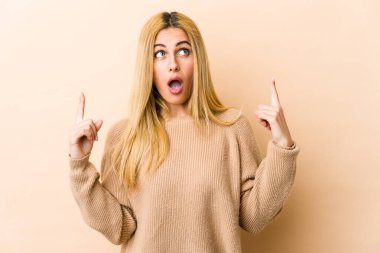 Sarışın, beyaz, ağzı açık, üst tarafı gösteren bir kadın..