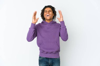 Genç Afrikalı Amerikalı Rasta adam elini göğsüne koyduğunda kahkahalar atıyor..