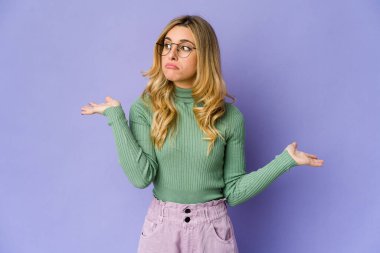 Kafası karışmış, genç, beyaz bir kadının omuz silkip fotokopi çekmesi şüpheli bir durum..