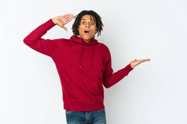 Genç Afro-Amerikan Rasta-Man 'in elinde avuç içi fotokopi alanı var, el üstünde tutuyor. Şaşırmış ve mutlu..