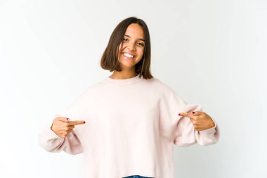 Genç melez kadın parmaklarıyla aşağı işaret ediyor, pozitif duygu..