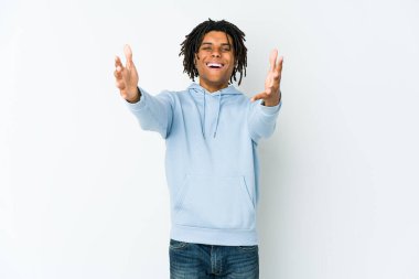 Genç Afrikalı Amerikalı Rasta adam kameraya sarıldığı için kendinden emin..