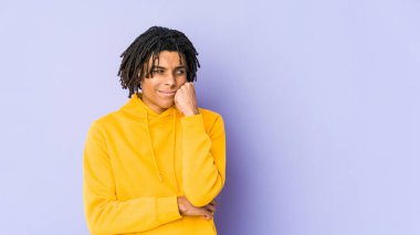 Üzgün ve dalgın hisseden genç Afro-Amerikan Rasta adam, fotokopi alanına bakıyor..