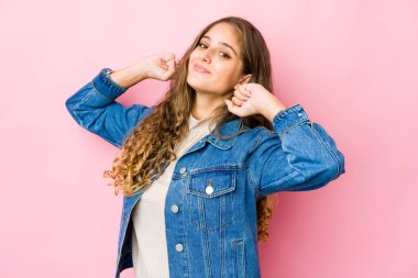 Genç beyaz kadın kollarını uzatıyor, rahat pozisyonda..