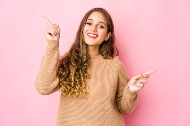 Kafkasyalı genç kadın farklı kopya alanlarını gösteriyor, birini seçiyor, parmaklarıyla gösteriyor..