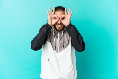 Uzun saçlı genç adam iyi görünüyor. Gözlerinde işaret var.