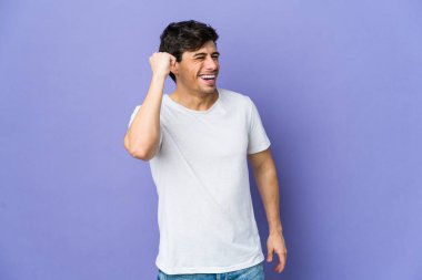 Genç havalı adam zaferi, tutkuyu ve coşkuyu kutluyor, mutlu bir ifade..