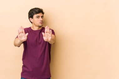 Genç havalı adam elini uzatmış, dur işareti gösteriyor ve seni engelliyor..