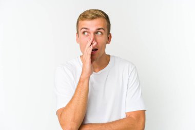 Beyaz tenli yakışıklı adam gizli bir sıcak fren haberi veriyor ve yan bakıyor.