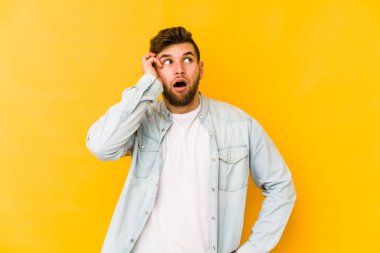 Sarı arka planda izole genç beyaz adam şok oldu, o önemli bir toplantı hatırladı.