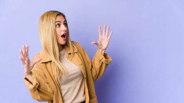 Sarışın, beyaz bir kadın gökyüzüne doğru bağırıyor, yukarı bakıyor, hayal kırıklığına uğramış..