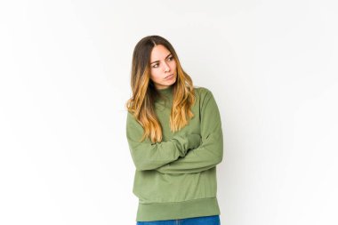 Beyaz arka planda izole genç beyaz kadın tekrarlanan bir görevden yoruldu.