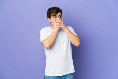 Havalı bir genç adam. Bir fotokopi odasına bakıyor. Ağzını eliyle kapatıyor..