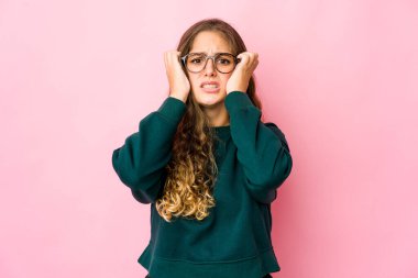 Beyaz bir kadının ağlaması, bir şeyden mutsuz olması, acı ve kafa karışıklığı..