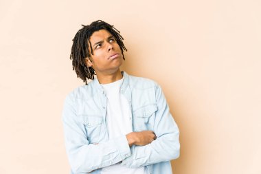 Genç Afrikalı Amerikalı Rasta adam tekrarlanan bir görevden bıktı..