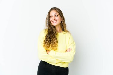 Genç beyaz kadın hedeflerine ve amaçlarına ulaşmayı hayal ediyor.