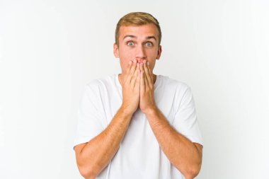 Genç, beyaz, yakışıklı adam şok olmuş, ağzı ellerle kaplanmış, yeni bir şey keşfetmek için sabırsızlanıyor..