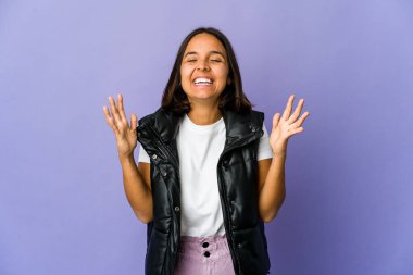 Genç melez kadın elini göğsünde tutarak kahkahalar atıyor..