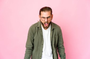 Uzun saçlı genç adam çok kızgın, öfkeli ve sinirli görünüyor..