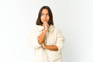 Genç melez kadın düşünüyor, bakıyor, yansıtıyor, düşünüyor, hayal kuruyor..