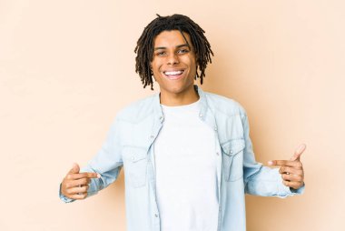 Genç Afrikalı Amerikalı Rasta adamı parmaklarıyla işaret ediyor, pozitif duygu..