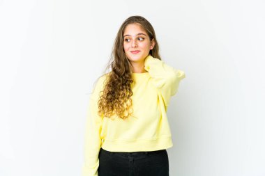 Beyaz bir kadın başının arkasına dokunuyor, düşünüyor ve bir seçim yapıyor..