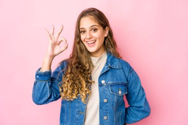 Kafkasyalı genç bir kadın göz kırptı ve elleriyle iyi bir jest yaptı..