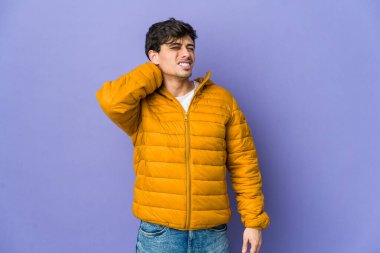 Oturaklı yaşam tarzı yüzünden boyun ağrısı çeken genç, havalı bir adam..