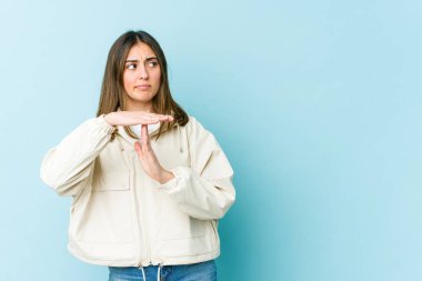 Kafkasyalı genç bir kadın mola veriyor..