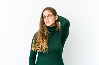 Kafkasyalı genç kadın yorgun ve uykulu ellerini başının üstünde tutuyor..