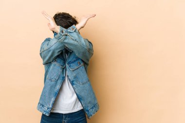 İki kolu çapraz tutan genç havalı adam, inkar kavramı.