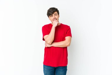 Genç, havalı bir adam düşünür ve bakar, düşünceli, düşünceli, fantezi kurar..