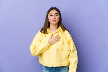 Beyaz bir kadın yemin ediyor, elini göğsüne koyuyor..