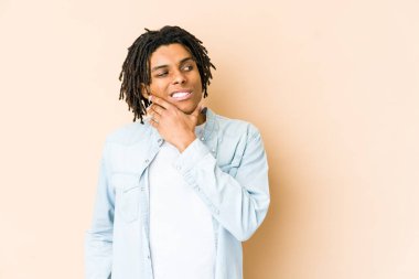 Genç Afrikalı Amerikalı Rasta adam kafasının arkasına dokunuyor, düşünüyor ve bir seçim yapıyor..