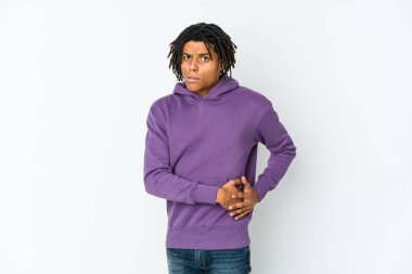 Genç Afrikalı Amerikalı Rasta adamın karaciğeri ağrıyor, karnı ağrıyor..