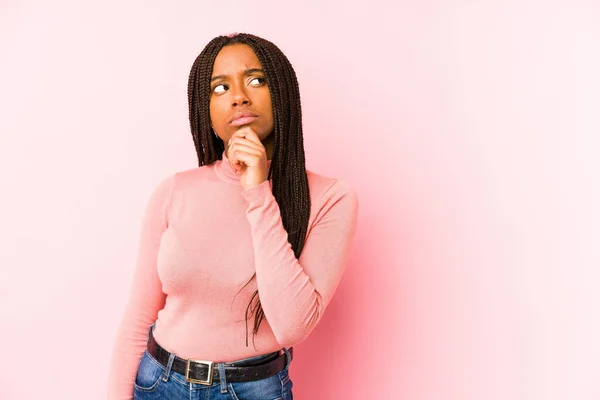 Junge Afrikanisch Amerikanische Frau Isoliert Auf Rosa Hintergrund Und Schaut — Stockfoto