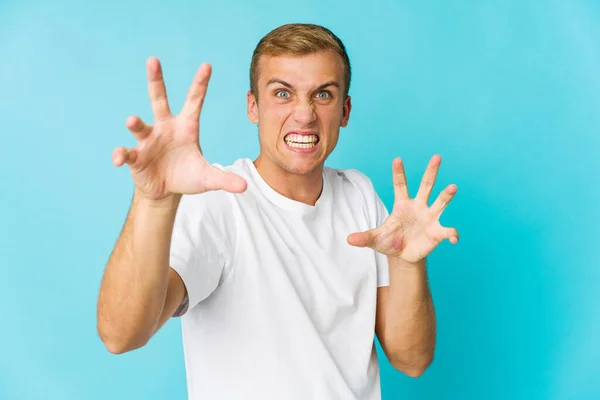 Jeune Homme Beau Caucasien Bouleversé Crier Avec Les Mains Tendues — Photo