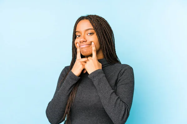 Giovane Donna Afroamericana Isolata Sfondo Blu Dubitare Tra Due Opzioni — Foto Stock