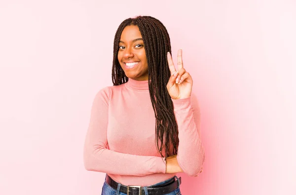 Jong Afrikaans Amerikaans Vrouw Geïsoleerd Een Roze Achtergrond Tonen Nummer — Stockfoto