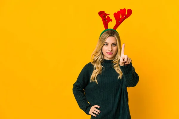 Giovane Donna Caucasica Bionda Che Indossa Corna Renna Mostrando Numero — Foto Stock