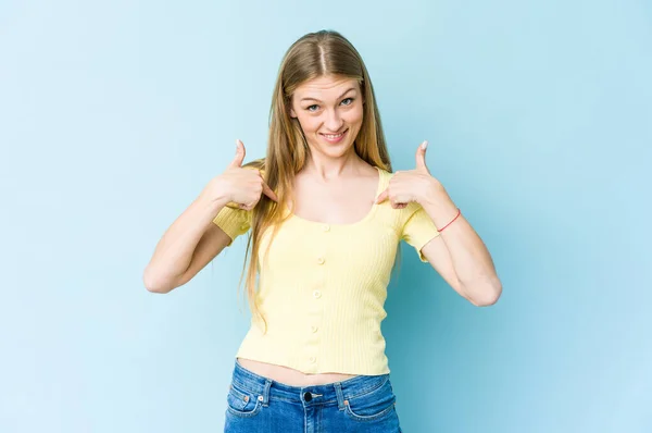 Young Blonde Woman Isolated Blue Background Surprised Pointing Finger Smiling — Stock Photo, Image