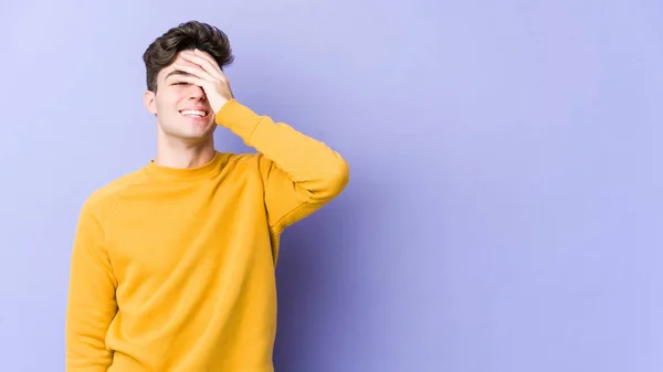 Jovem Caucasiano Isolado Fundo Roxo Rindo Feliz Despreocupado Emoção Natural — Fotografia de Stock