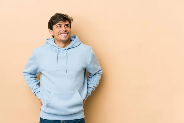 Joven Hombre Fresco Relajado Feliz Riendo Cuello Estirado Mostrando Los — Foto de Stock